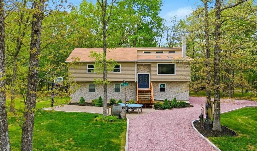 31 Emerson Way, Albrightsville, PA 18210 - 5 Beds, 3 Bath