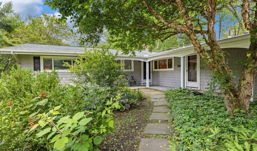 109 Country Club Rd, Avon, CT 06001 - 5 Beds, 3 Bath