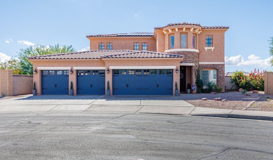 1777 N WESTFALL Ln, Casa Grande, AZ 85122 - 5 Beds, 4 Bath