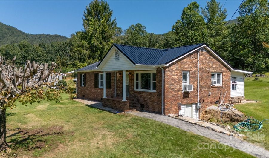 1424 Bear Creek Rd, Bakersville, NC 28705 - 3 Beds, 1 Bath