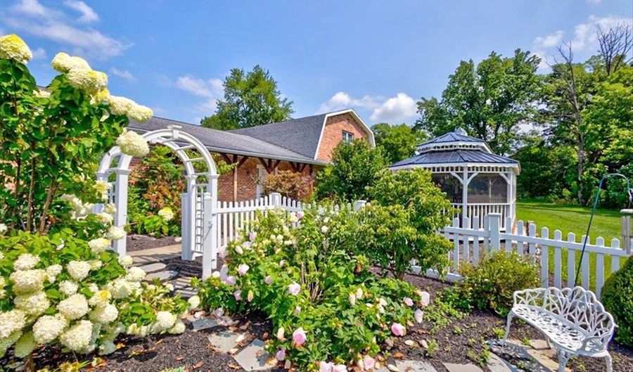 583 S Leatherwood Rd, Bedford, IN 47421 - 5 Beds, 4 Bath