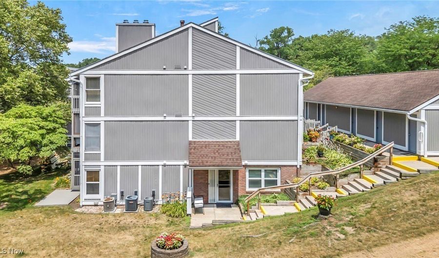 255 PORTAGE LAKES Dr, Akron, OH 44319 - 2 Beds, 2 Bath