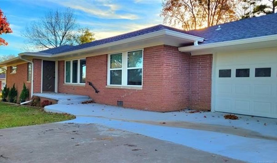 1811 S Broadway Blvd, Ada, OK 74820 - 3 Beds, 2 Bath