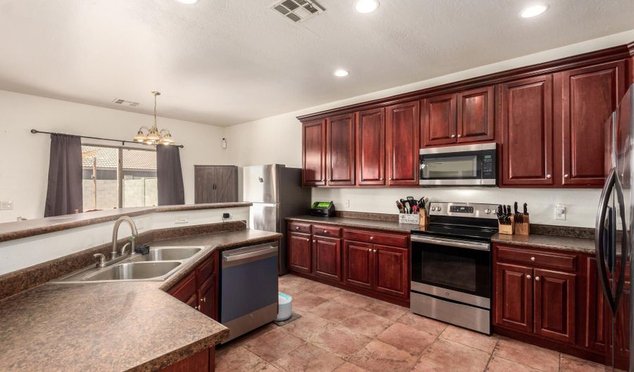 1120 E JAHNS Dr, Casa Grande, AZ 85122 - 5 Beds, 3 Bath