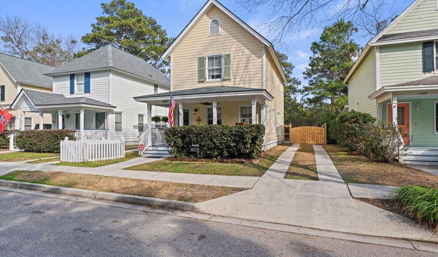 1307 Broad St, Beaufort, SC 29902 - 2 Beds, 3 Bath