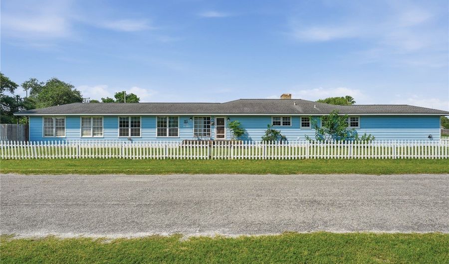 651 W Wilson Ave, Aransas Pass, TX 78336 - 3 Beds, 3 Bath