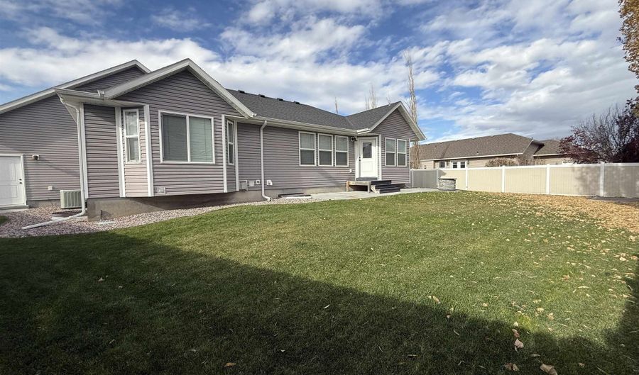 4854 Jasmine Dr, Chubbuck, ID 83202 - 6 Beds, 3 Bath