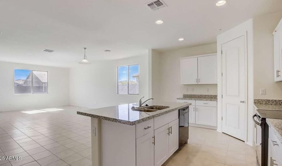 1565 E KINGMAN Pl, Casa Grande, AZ 85122 - 3 Beds, 2 Bath