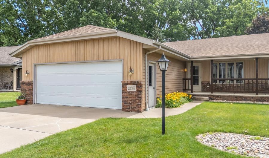 2232 N CLOUDVIEW Dr, Appleton, WI 54914 - 2 Beds, 2 Bath