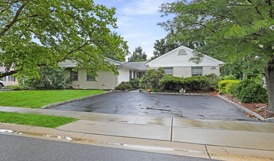 4 Dawn Way, Aberdeen, NJ 07747 - 3 Beds, 3 Bath