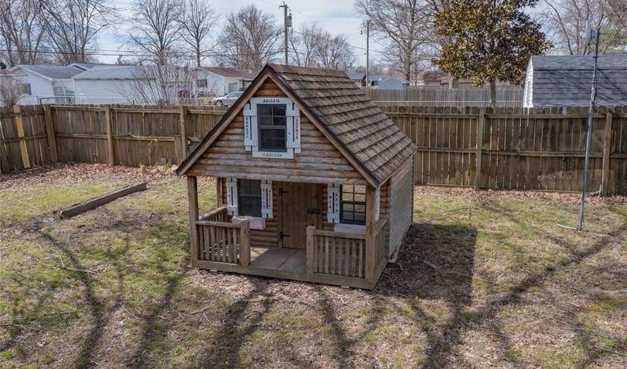 710 Field St, Altamont, IL 62411 - 3 Beds, 1 Bath