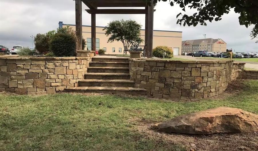 520 Holiday Dr, Ardmore, OK 73401 - 12 Beds, 9 Bath