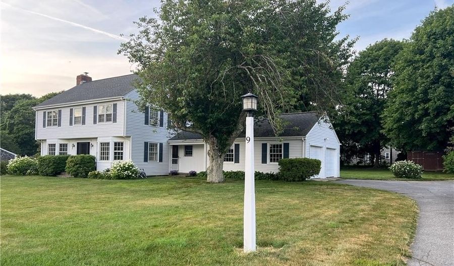 9 South Dr, Middletown, RI 02842 - 4 Beds, 3 Bath