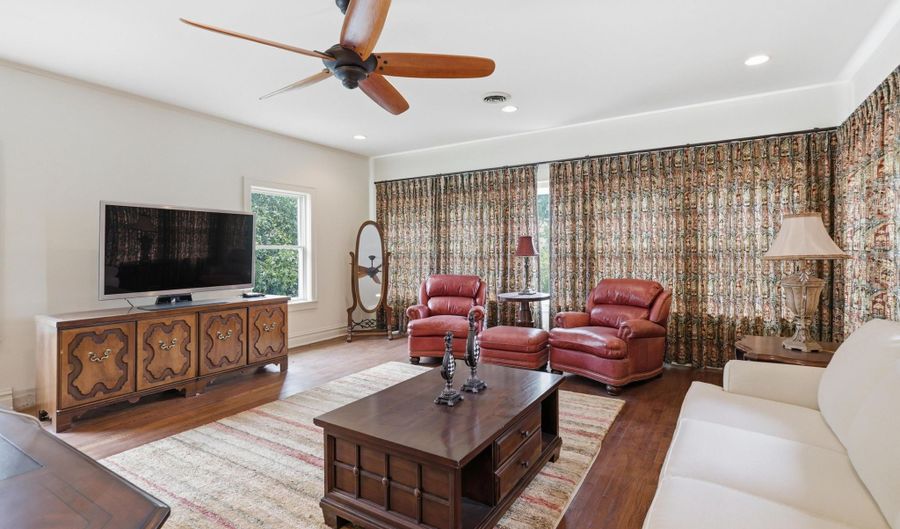 709 E 12th St, Baxter Springs, KS 66713 - 3 Beds, 3 Bath