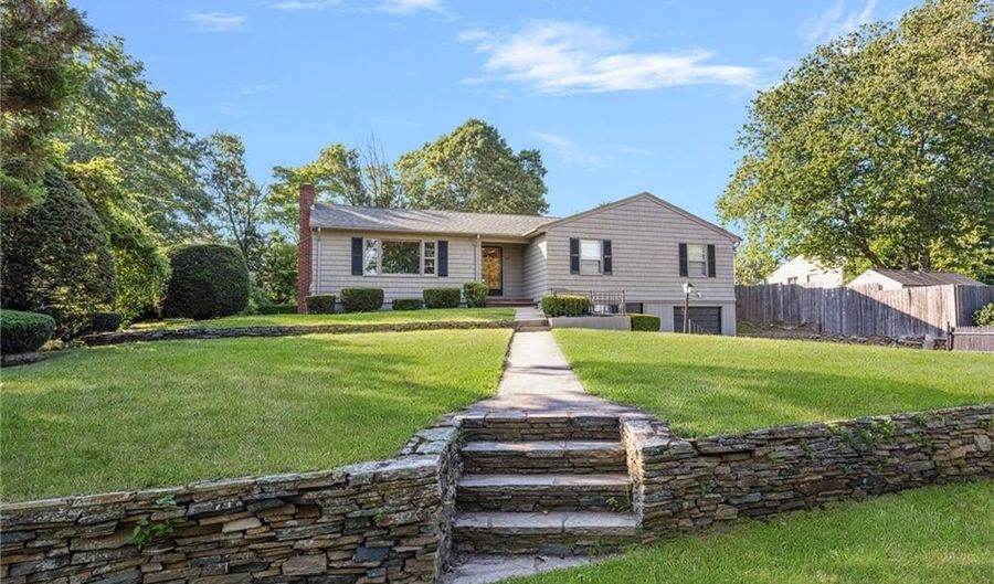 83 FESSENDEN St, Warwick, RI 02886 - 3 Beds, 2 Bath