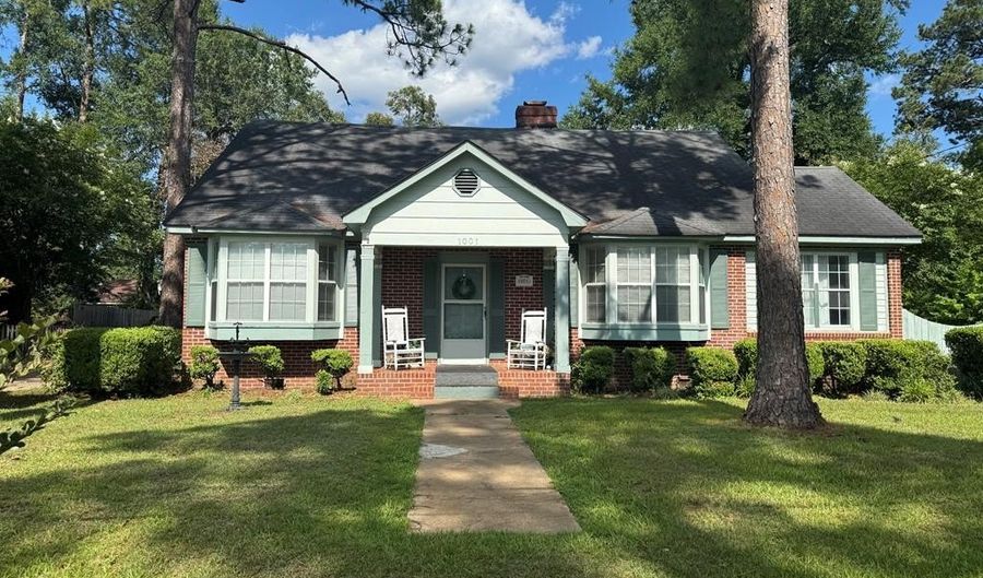 1001 Hall St, Bainbridge, GA 39819 - 5 Beds, 3 Bath