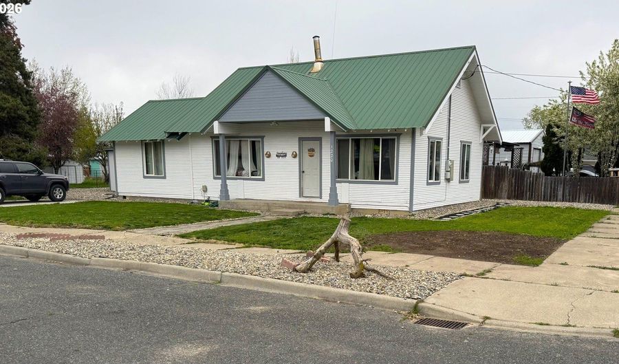 1220 VALLEY Ave, Baker City, OR 97814 - 3 Beds, 1 Bath