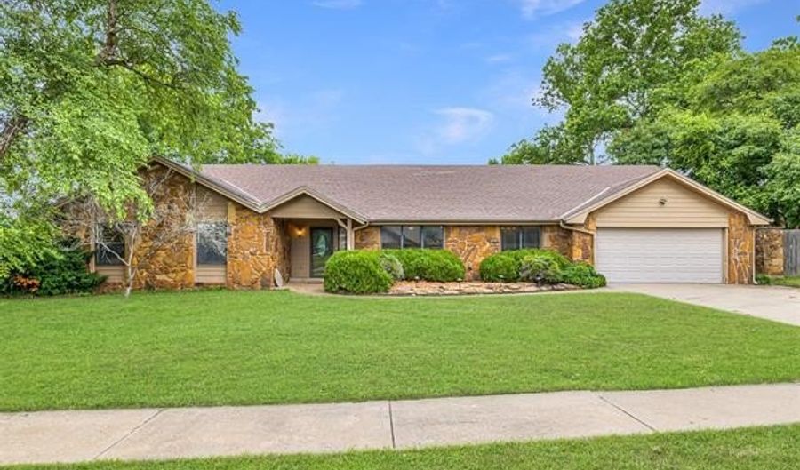 2500 Georgetown Dr, Bartlesville, OK 74006 - 4 Beds, 3 Bath