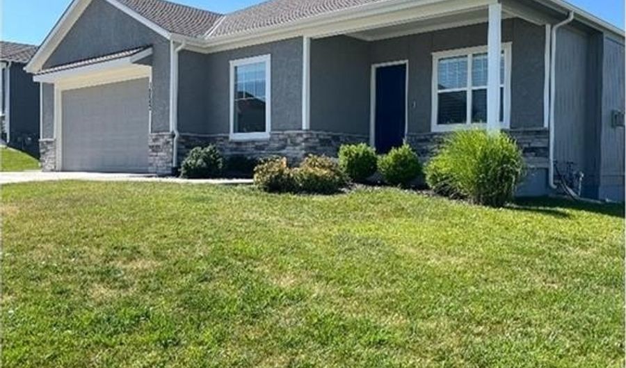 15653 Lakeside Dr, Basehor, KS 66007 - 3 Beds, 3 Bath