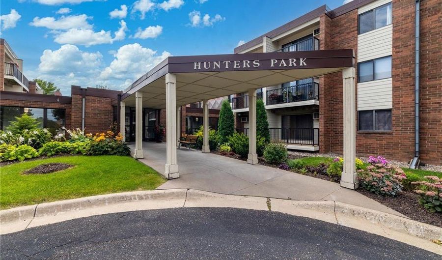 4 Pine Tree Dr 233, Arden Hills, MN 55112 - 2 Beds, 2 Bath