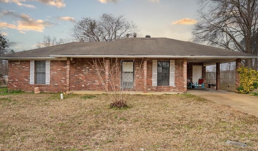 202 Gay St, Batesville, MS 38606 - 3 Beds, 2 Bath
