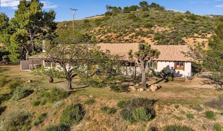9060 Yucca Hills Rd, Agua Dulce, CA 91390 - 3 Beds, 3 Bath