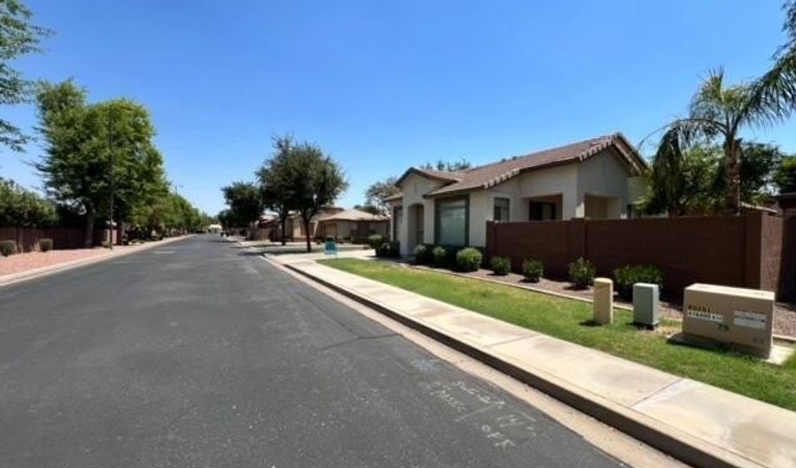 1263 S EMMETT Dr, Chandler, AZ 85286 - 2 Beds, 2 Bath