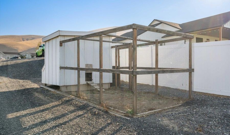 9414 W Yakitat Pl NW, Benton City, WA 99320 - 4 Beds, 4 Bath