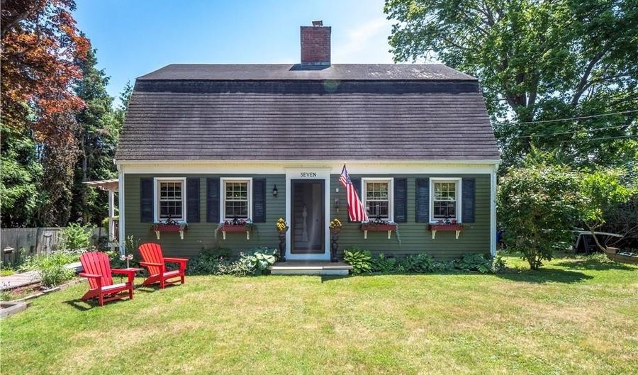 7 Boulevard E, Middletown, RI 02842 - 3 Beds, 2 Bath