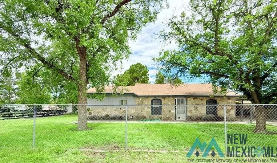 2203 Utah St, Carlsbad, NM 88220 - 3 Beds, 1 Bath