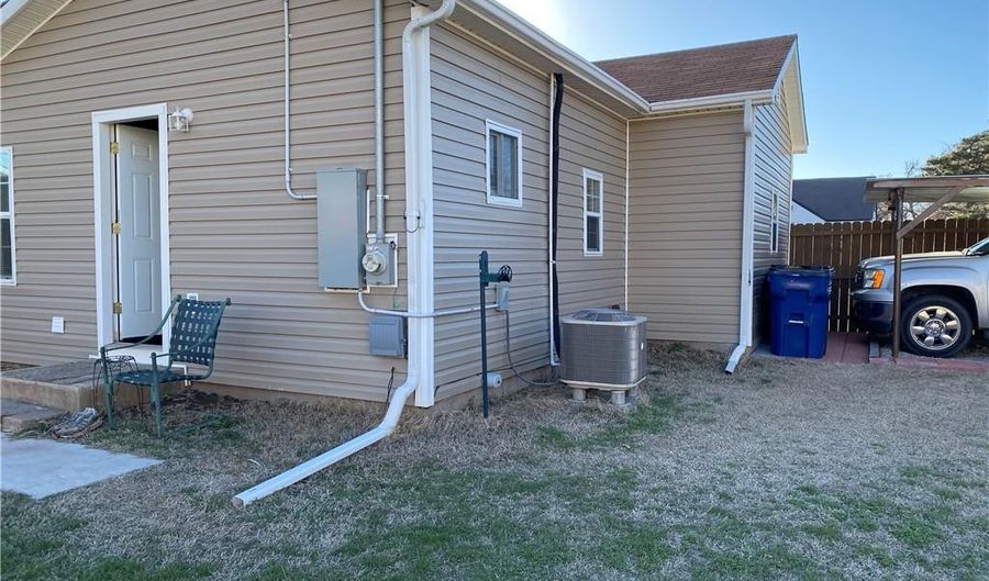 901 S Gresham Ave, El Reno, OK 73036 - 2 Beds, 1 Bath