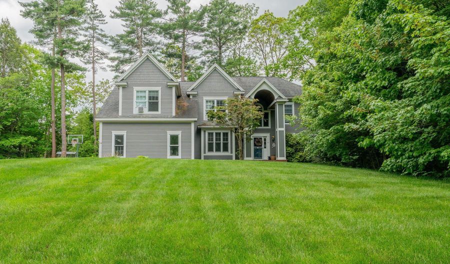 24 Surrey Ln, Falmouth, ME 04105 - 4 Beds, 3 Bath