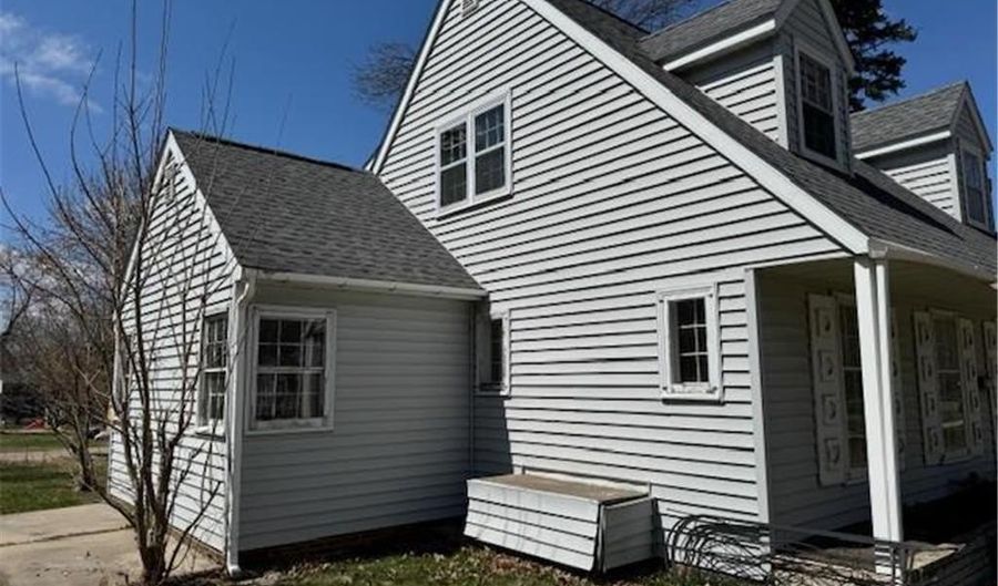 716 Maple St, Alexandria, MN 56308 - 3 Beds, 2 Bath