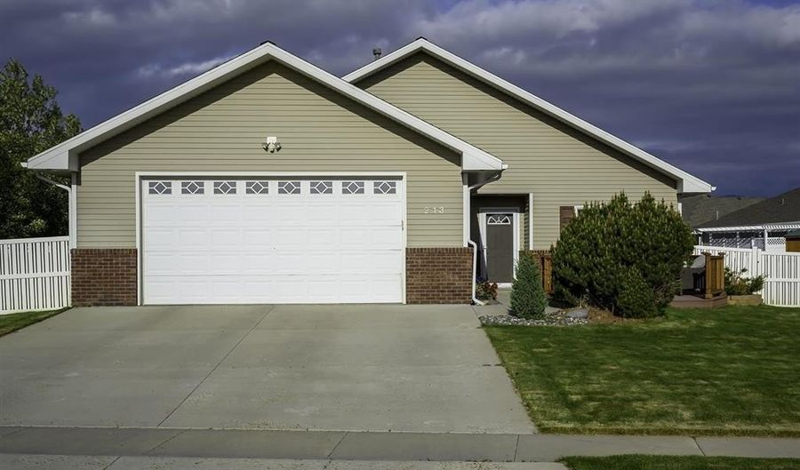913 34th St, Cody, WY 82414 - 5 Beds, 2 Bath
