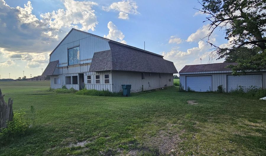 15 W Prospect St, Aurora, MO 65605 - 4 Beds, 3 Bath