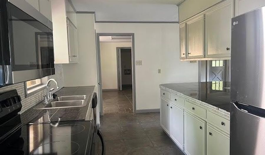 2464 Kensington Dr, Baton Rouge, LA 70809 - 5 Beds, 3 Bath