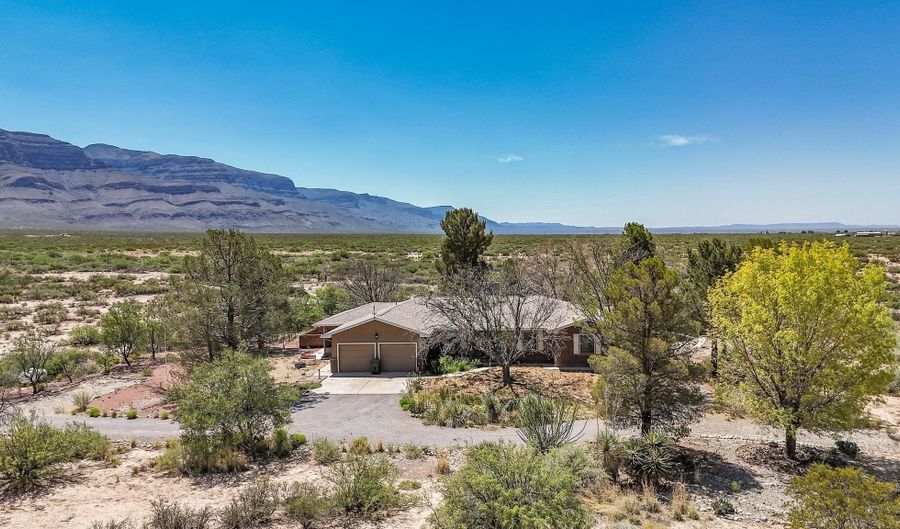 113 Pasa Por Aqui Ln, Alamogordo, NM 88310 - 4 Beds, 3 Bath
