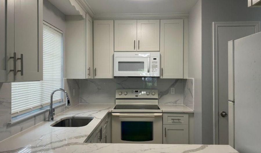 13 Larkspur Ct, Bedminster, NJ 07921 - 2 Beds, 1 Bath