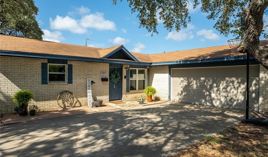 1307 W Palm Dr, Aransas Pass, TX 78336 - 3 Beds, 2 Bath