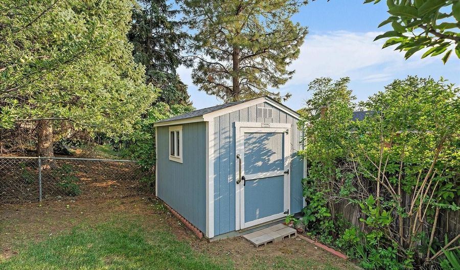 667 S Oswego Ct, Aurora, CO 80012 - 5 Beds, 3 Bath