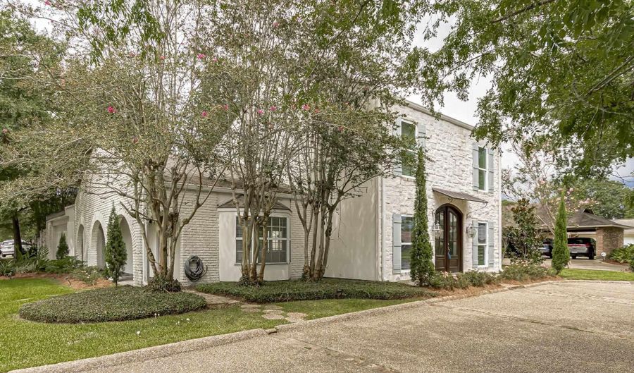 8543 E Thurman Dr, Baton Rouge, LA 70806 - 4 Beds, 4 Bath