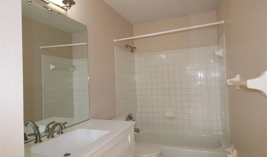 1043 Oakwood Farms Ln, Ballwin, MO 63021 - 3 Beds, 3 Bath