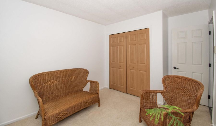 215 Penrose Dr, Kendallville, IN 46755 - 3 Beds, 1 Bath