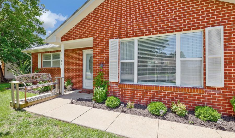 305 Valleyview Ct, Andover, KS 67002 - 3 Beds, 2 Bath