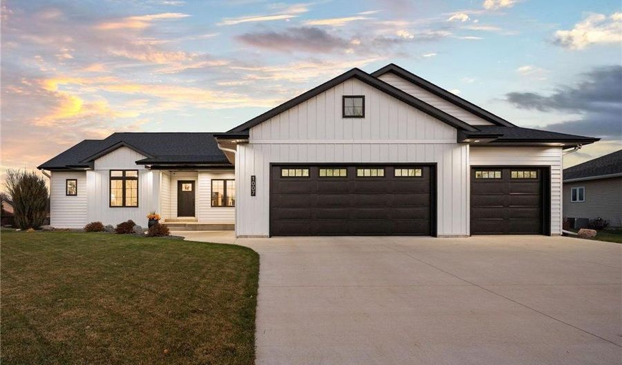 1007 28th St SW, Austin, MN 55912 - 5 Beds, 4 Bath