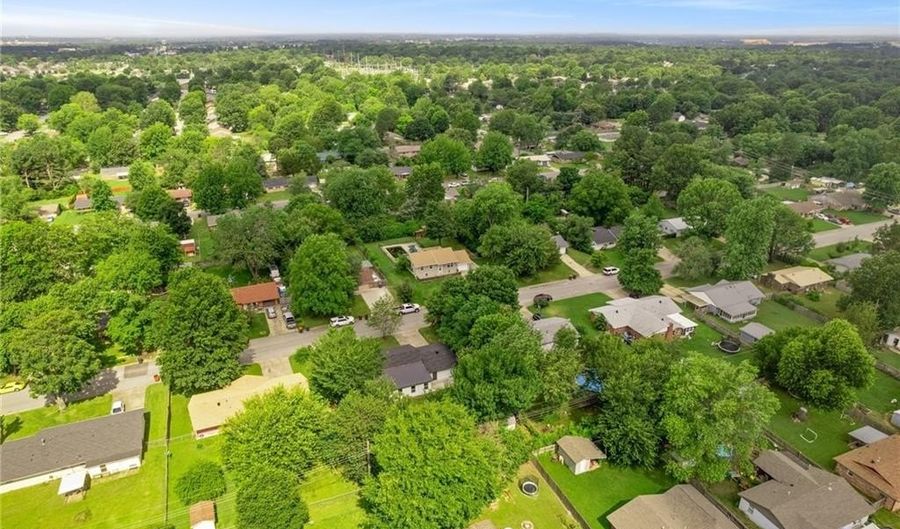 711 Hinshaw, Springdale, AR 72762 - 3 Beds, 2 Bath
