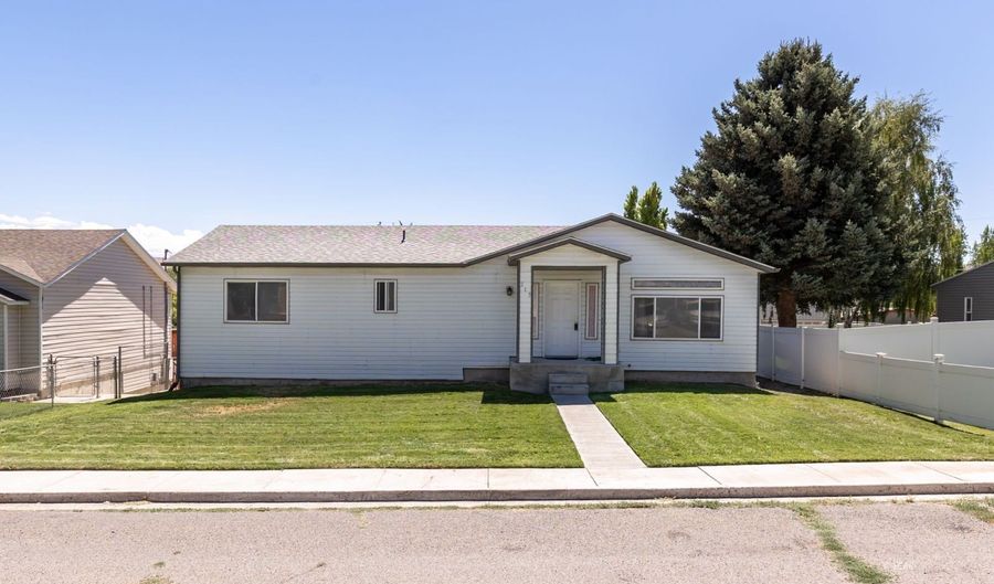 213 Ash St, Carlin, NV 89822 - 4 Beds, 3 Bath