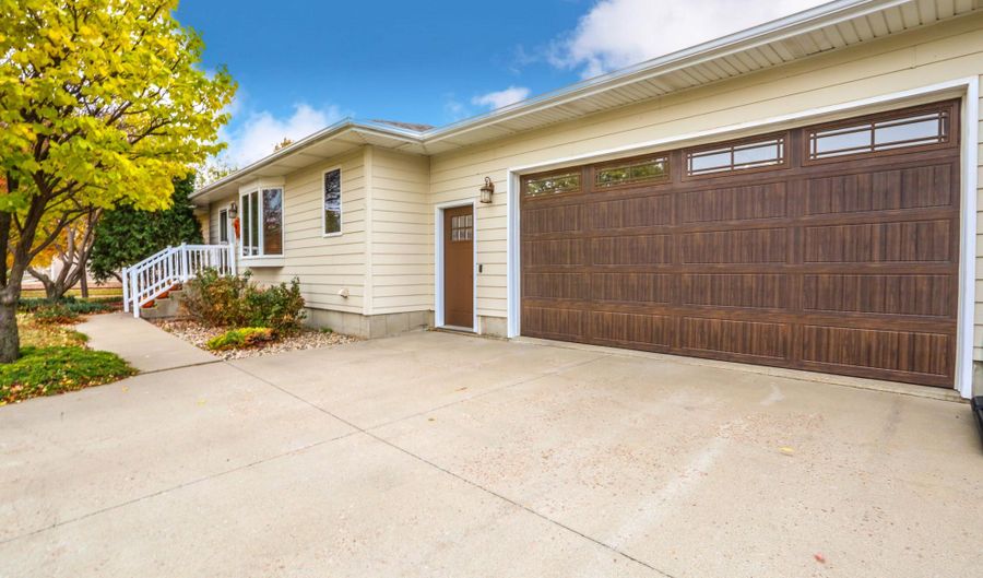 2107 SE Crystal Ave, Aberdeen, SD 57401 - 6 Beds, 4 Bath