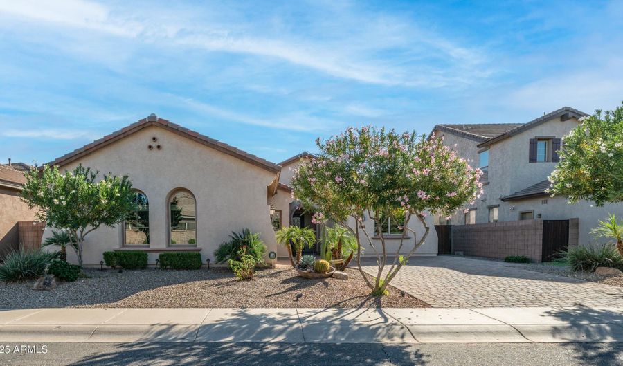 561 W YELLOWSTONE Way, Chandler, AZ 85248 - 3 Beds, 2 Bath