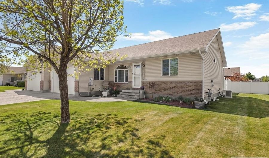 4094 Mathews Dr, Ammon, ID 83406 - 2 Beds, 2 Bath